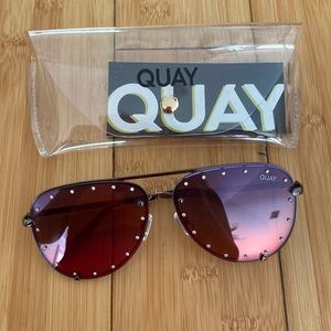 Rare! Quay high-key rhinestone sunnies 😎